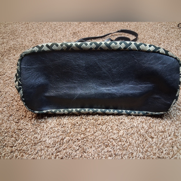 Tommy Hilfigure Black and Gray Patterned Tote - Picture 4 of 6